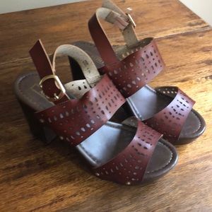 XOXO brown strappy heels